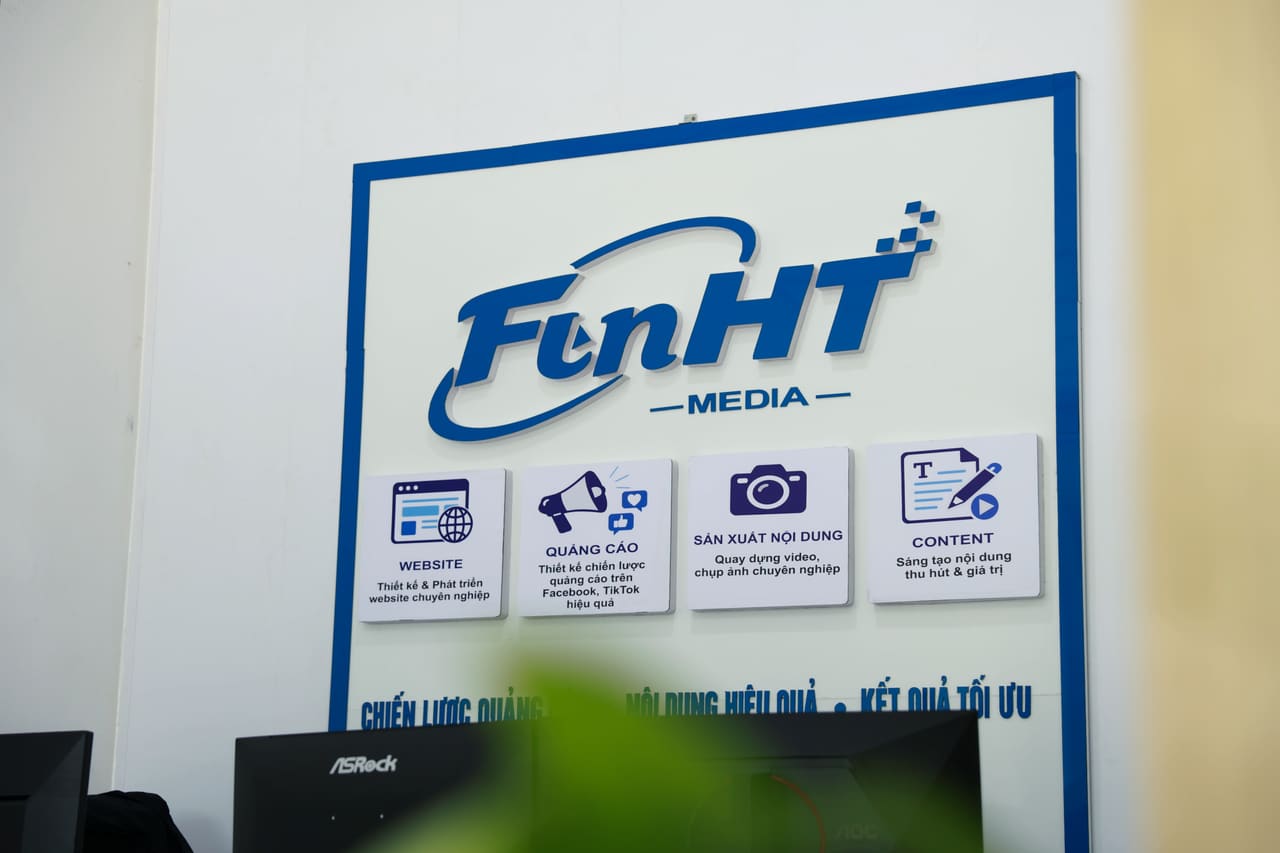 Bảng dịch vụ trưng bày tại văn phòng FunHT Media