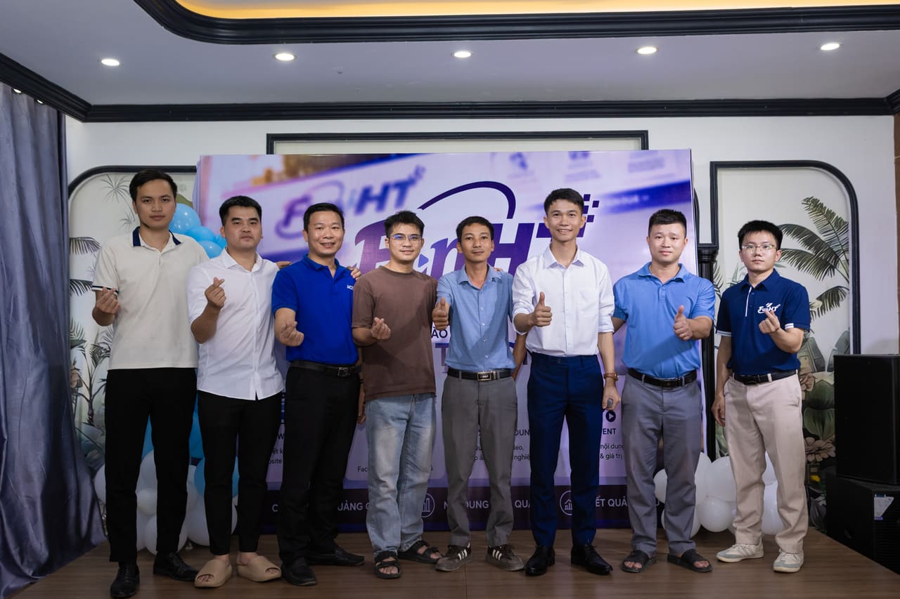 Chụp ảnh tập thể trong lễ khai trương FunHT Media