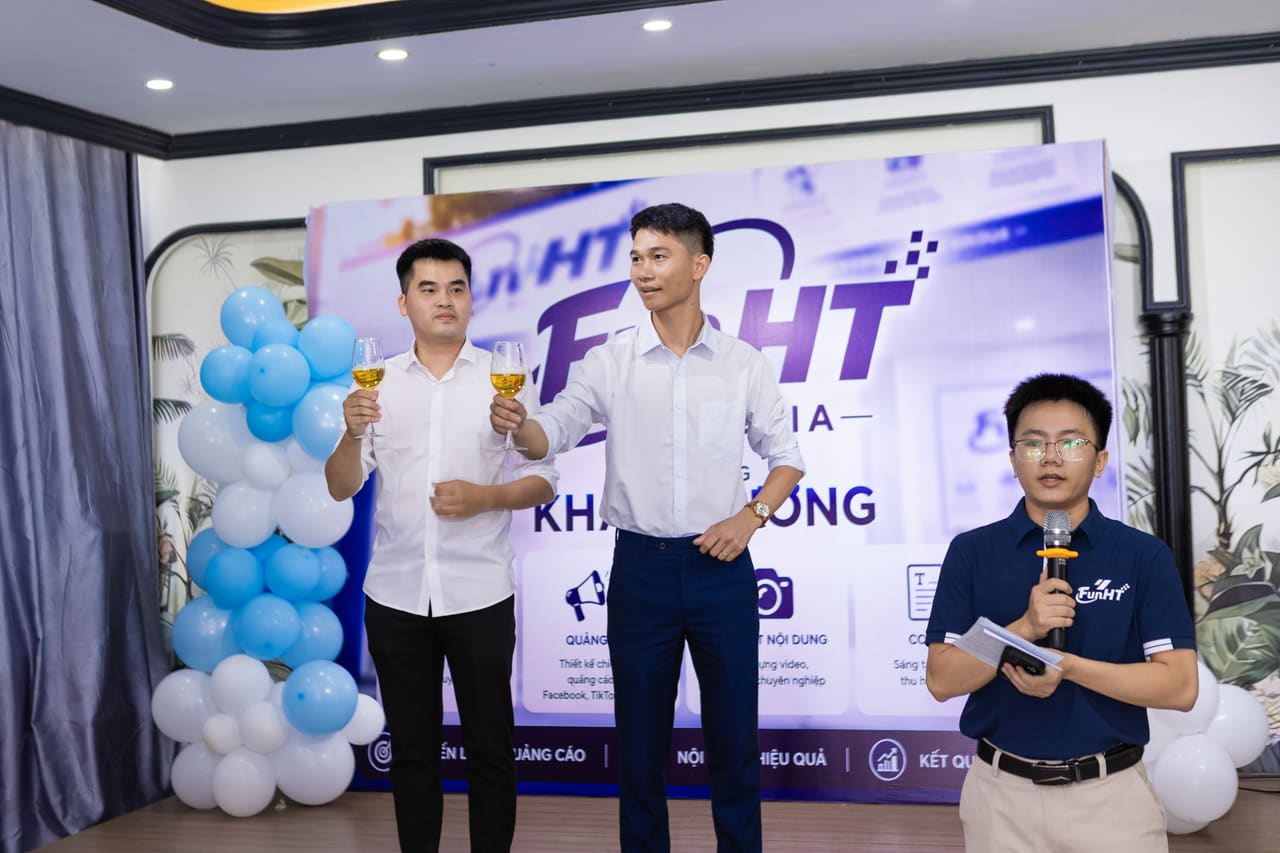 Nâng ly chúc mừng trong lễ khai trương FunHT Media