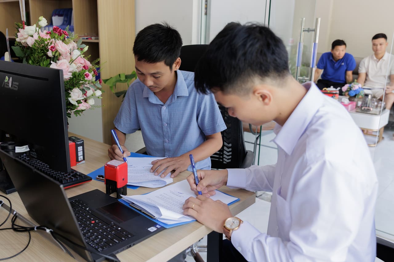 Ký hợp đồng cùng khách hàng tại FunHT Media