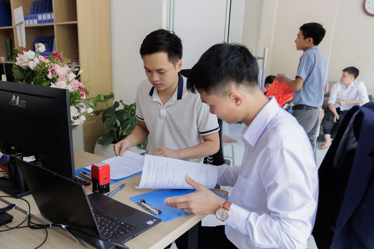 Trao đổi hồ sơ cùng khách hàng tại FunHT Media