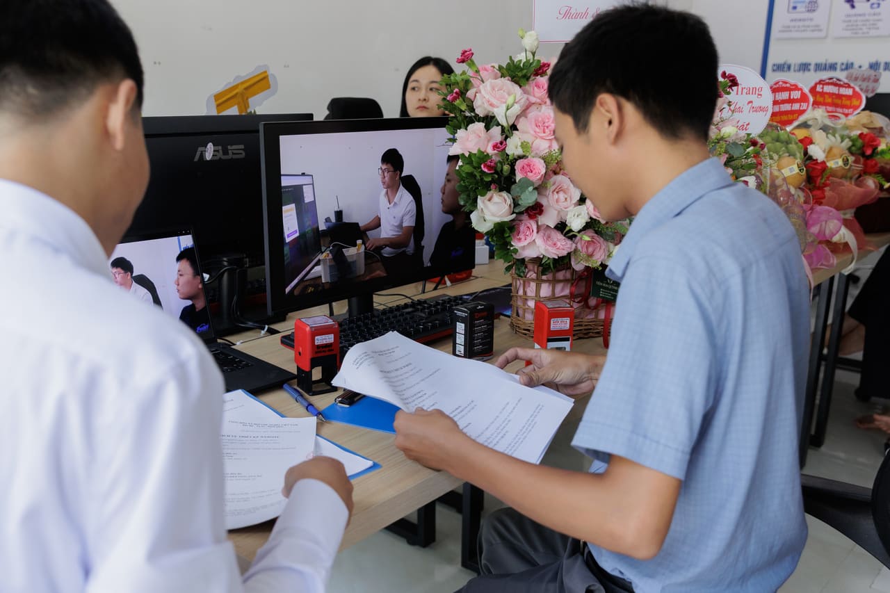 Tư vấn ký kết hợp đồng với khách hàng tại FunHT Media